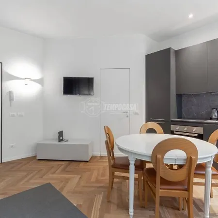- Delizioso In Pieno Centro. Fancy Yellow Apartment Mailand