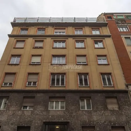 - Delizioso In Pieno Centro. Fancy Yellow * Milano