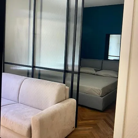 - Delizioso In Pieno Centro. Fancy Yellow Apartment
