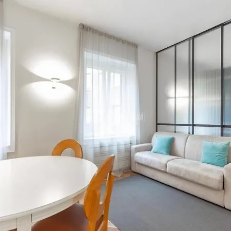 - Delizioso In Pieno Centro. Fancy Yellow Apartment Milan